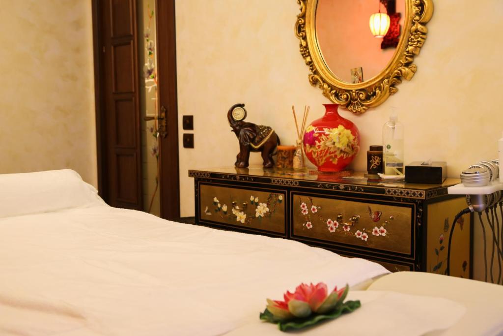 Postel nebo postele na pokoji v ubytování Hotel Foisorul cu Flori
