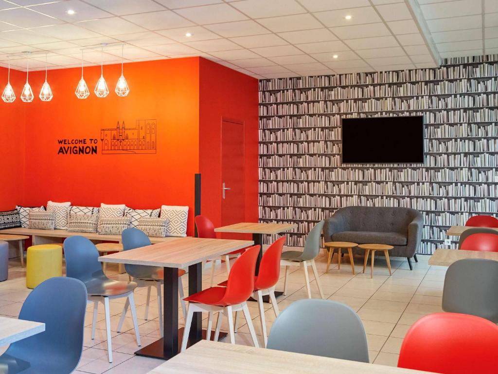 TV a/nebo společenská místnost v ubytování Aparthotel Adagio Access Avignon