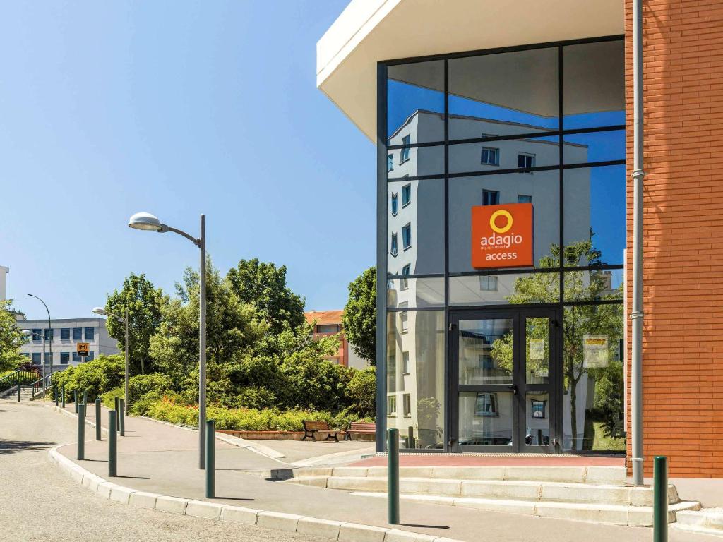 ein Gebäude mit einem Schild an der Seite in der Unterkunft Aparthotel Adagio Access Toulouse Jolimont in Toulouse