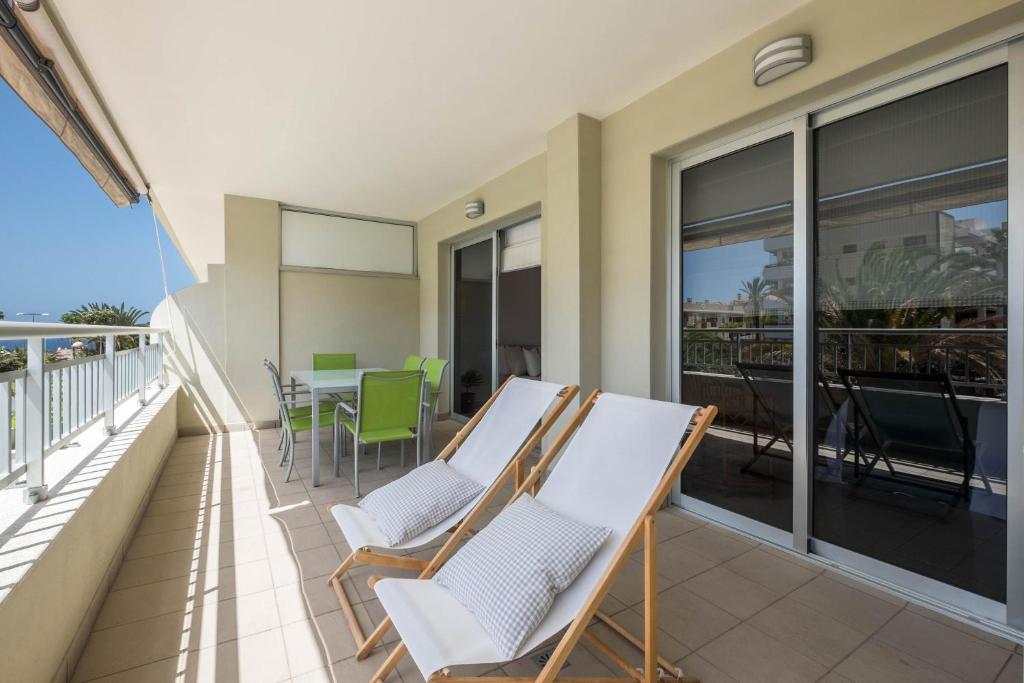 - un balcon avec deux chaises et une table dans l'établissement Apartamento Marina, à Arona