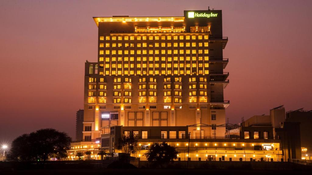 グルガオンにあるHoliday Inn Gurugram Sector 90 by IHGの灯りをつけた建物