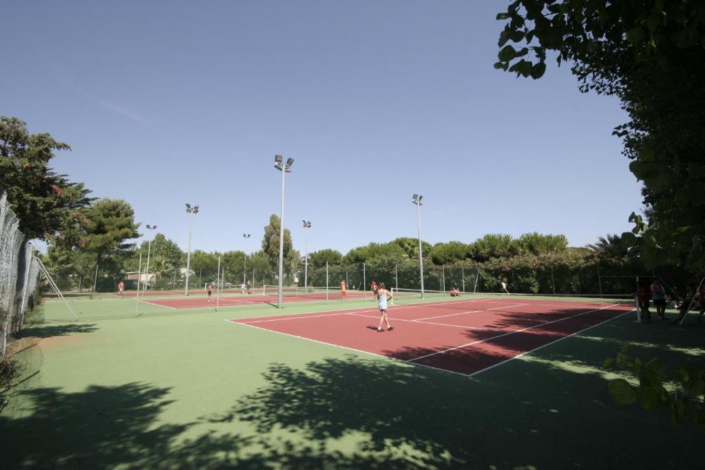 Tenis a/nebo squash v ubytování Camping Les Sables d'Or nebo okolí
