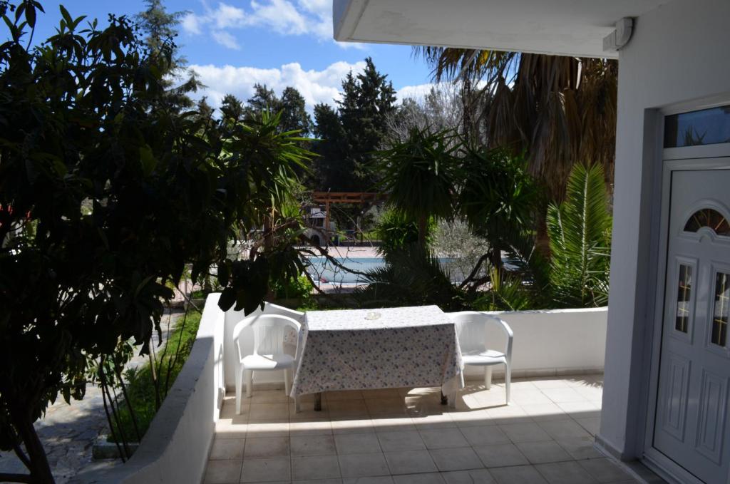 Bazén v ubytování Artemis Studios - Pool and garden nebo v jeho okolí
