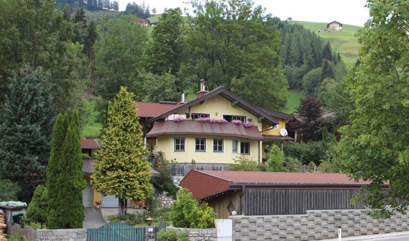 ein großes gelbes Haus mit rotem Dach in der Unterkunft Appartement Genigau in Wagrain