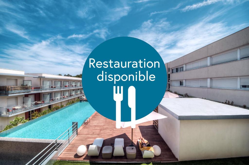 Bazén v ubytování Comfort Aparthotel Antibes Le Maestria nebo v jeho okolí