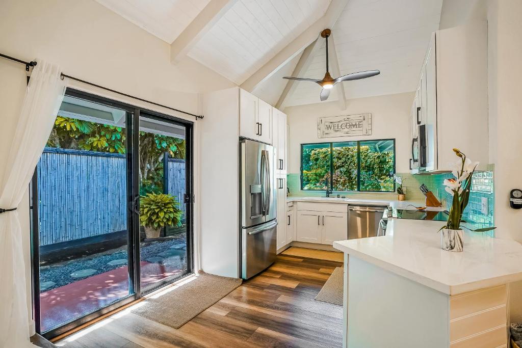 Kuchyň nebo kuchyňský kout v ubytování Sea Turtle Cottage