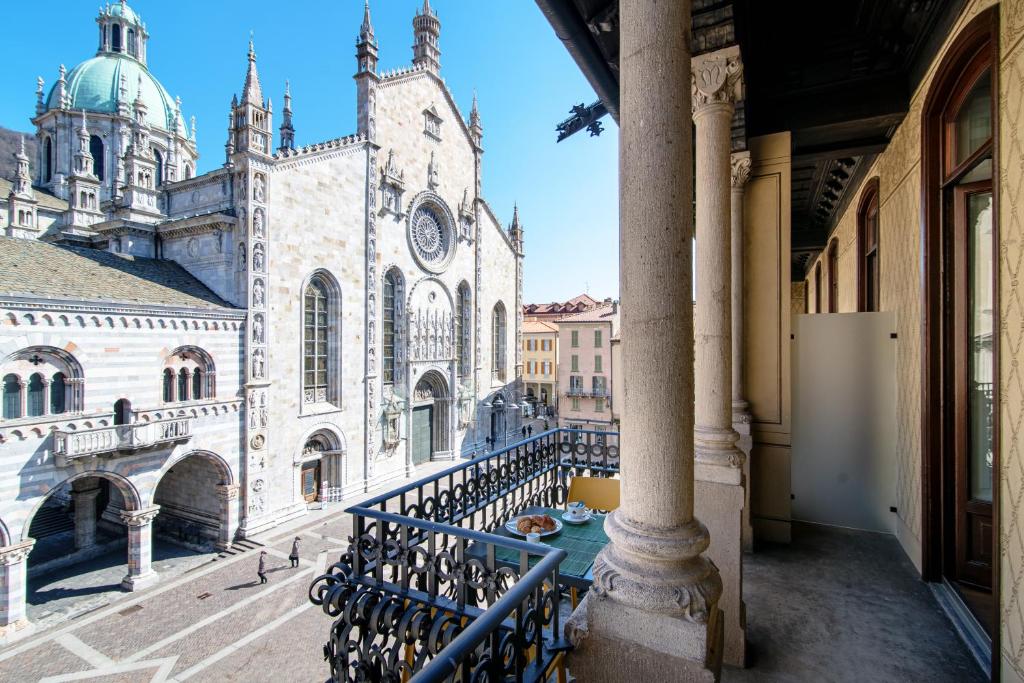vistas a una iglesia desde el balcón de un edificio en Dome's Charme - The House Of Travelers, en Como