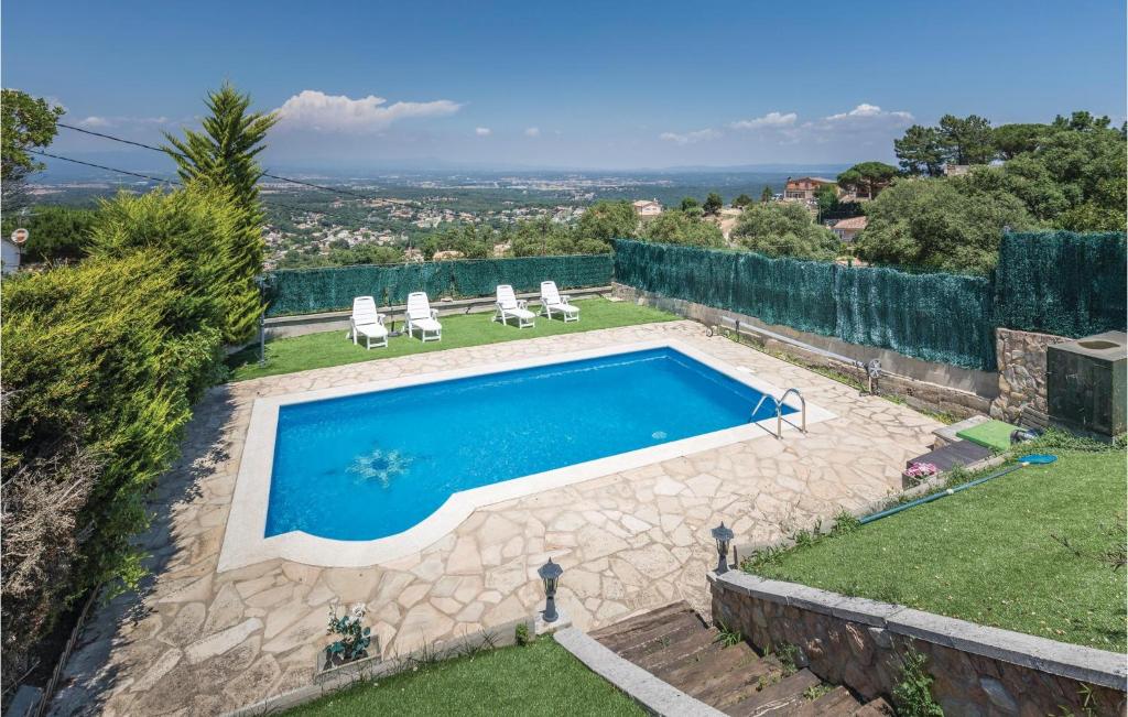 una imagen de una piscina en un patio en Beautiful Home In Macanet De La Selva With House A Panoramic View, en Maçanet de la Selva