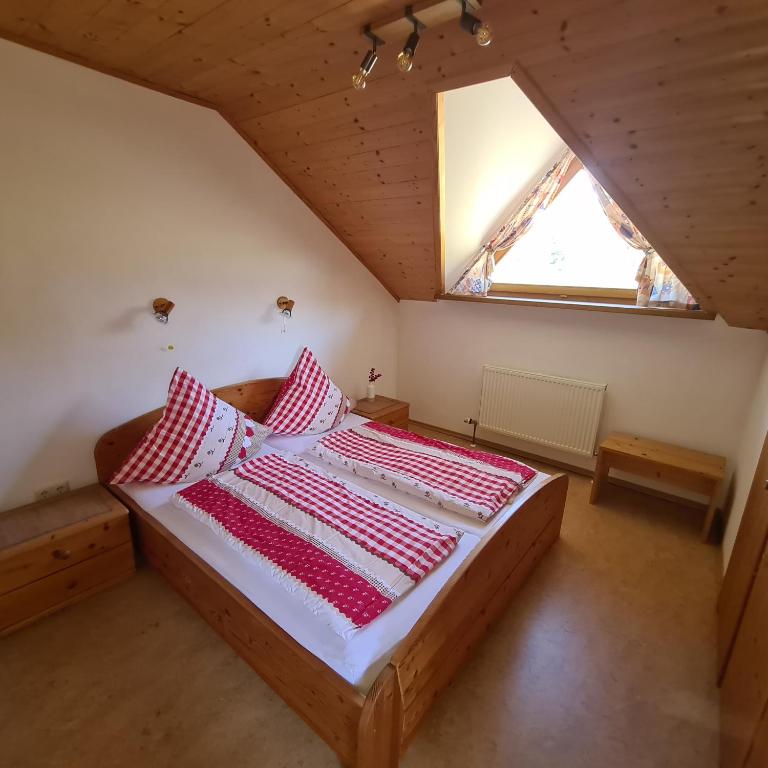 Postel nebo postele na pokoji v ubytování Stoahauerhof