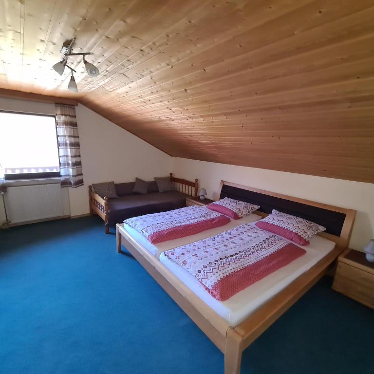 Postel nebo postele na pokoji v ubytování Stoahauerhof