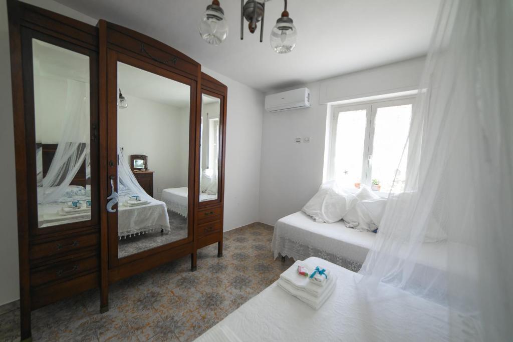 een slaapkamer met een spiegel, een bed en een dressoir bij Reginella al mare in Policastro Bussentino