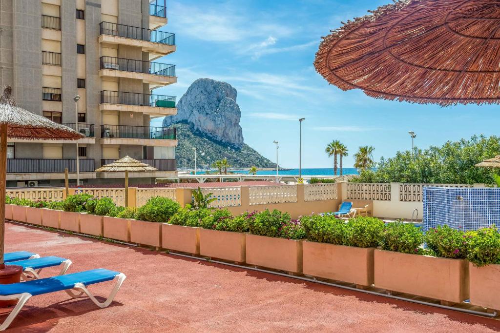 un resort con vista sull'oceano e sulla montagna di Apartamentos Amatista Unitursa a Calpe