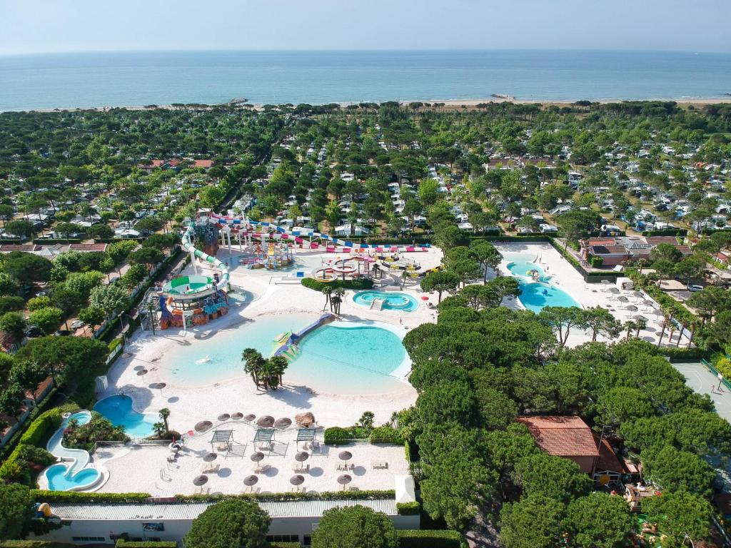 vista aerea sulla piscina del resort di Camping Union Lido a Cavallino-Treporti