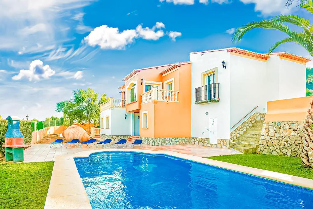 Villa con piscina frente a una casa en 0340 Nogal, en Jávea