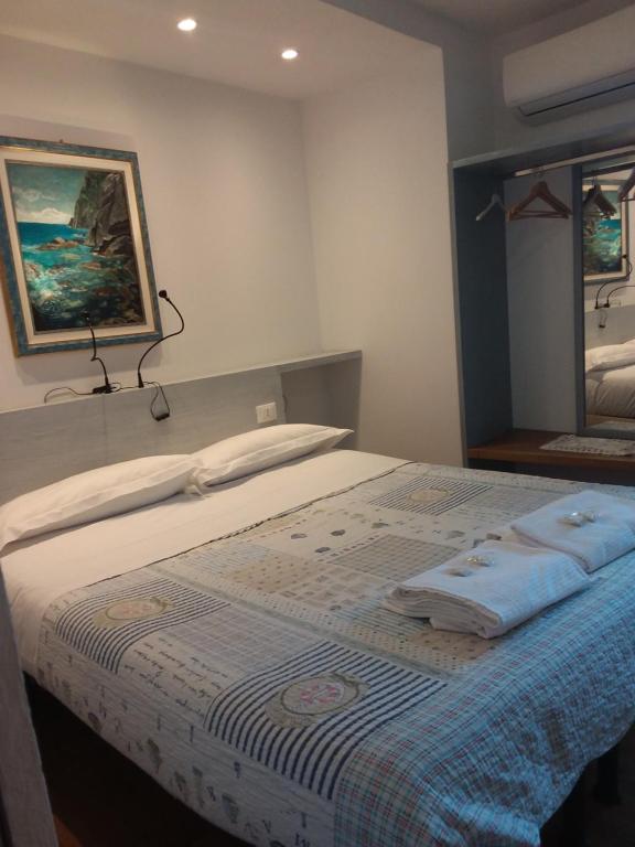 Postel nebo postele na pokoji v ubytování Rina Rooms