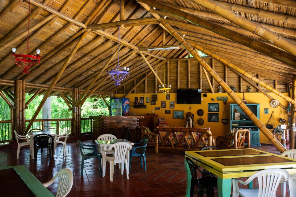 TV a/nebo společenská místnost v ubytování Ikara Hotel Campestre Villeta
