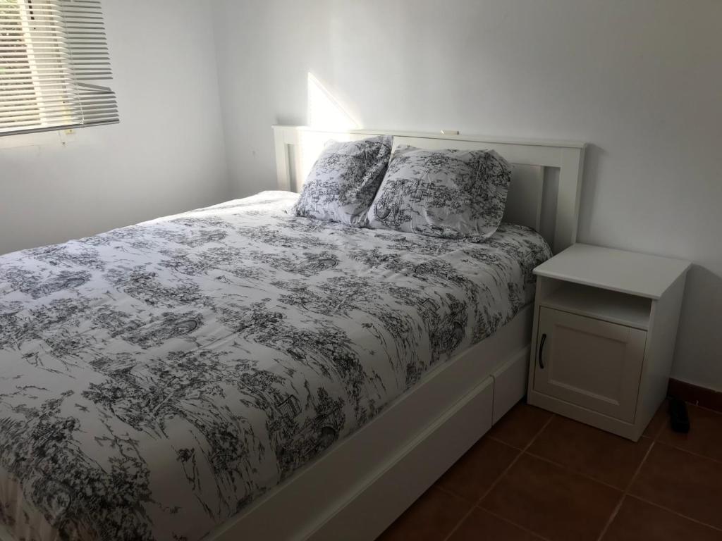 a bedroom with a bed with a nightstand and a bed sidx sidx sidx sidx at Chale a 25 minutos de Madrid cerca de Somosierra in El Casar de Talamanca