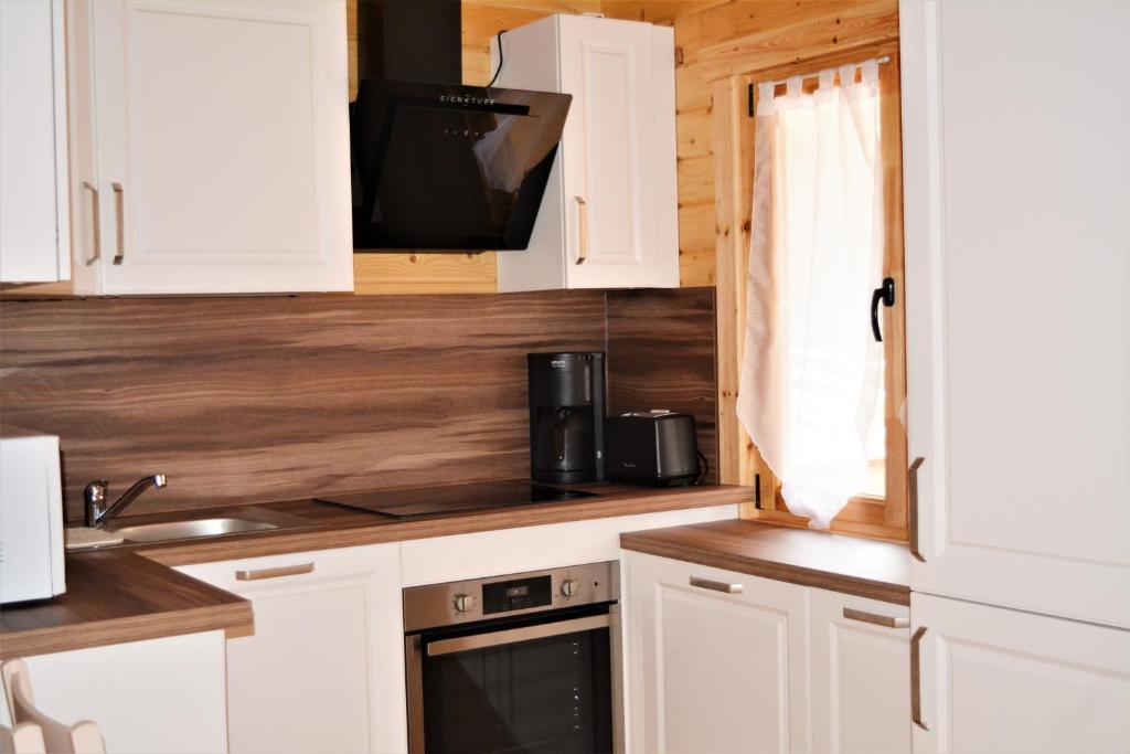 Kuchyň nebo kuchyňský kout v ubytování Les Chalets Du Marais