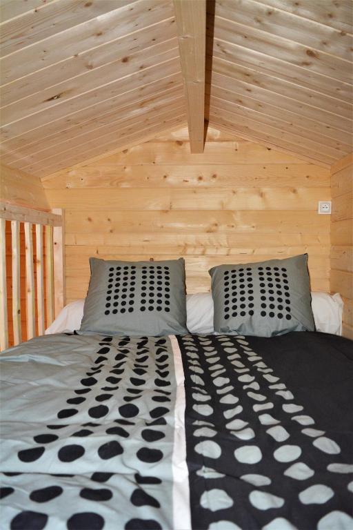 Postel nebo postele na pokoji v ubytování Les Chalets Du Marais