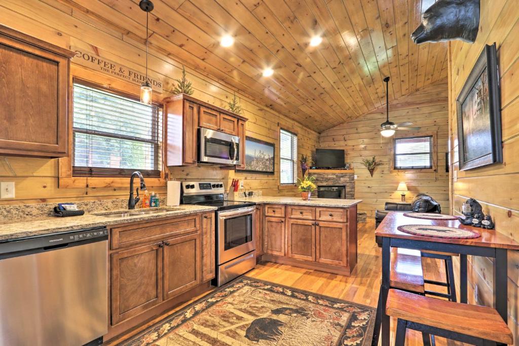 Фото Rustic Pigeon Forge Cabin With Hot Tub Near Town!