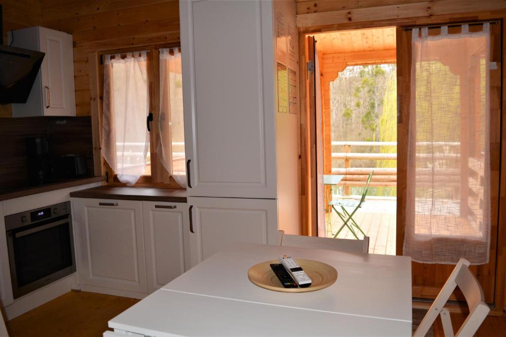Kuchyň nebo kuchyňský kout v ubytování Les Chalets Du Marais