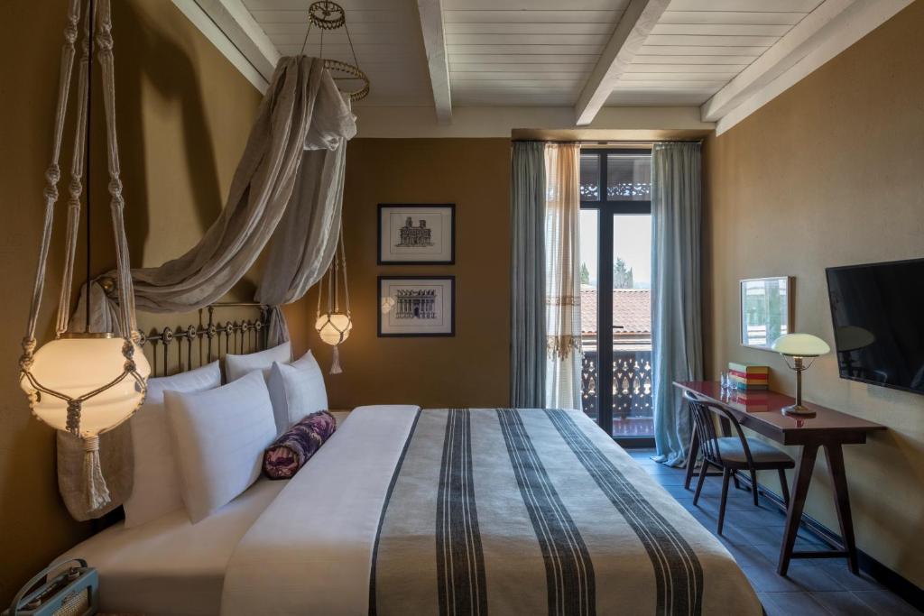 Postel nebo postele na pokoji v ubytování Communal Hotel Telavi