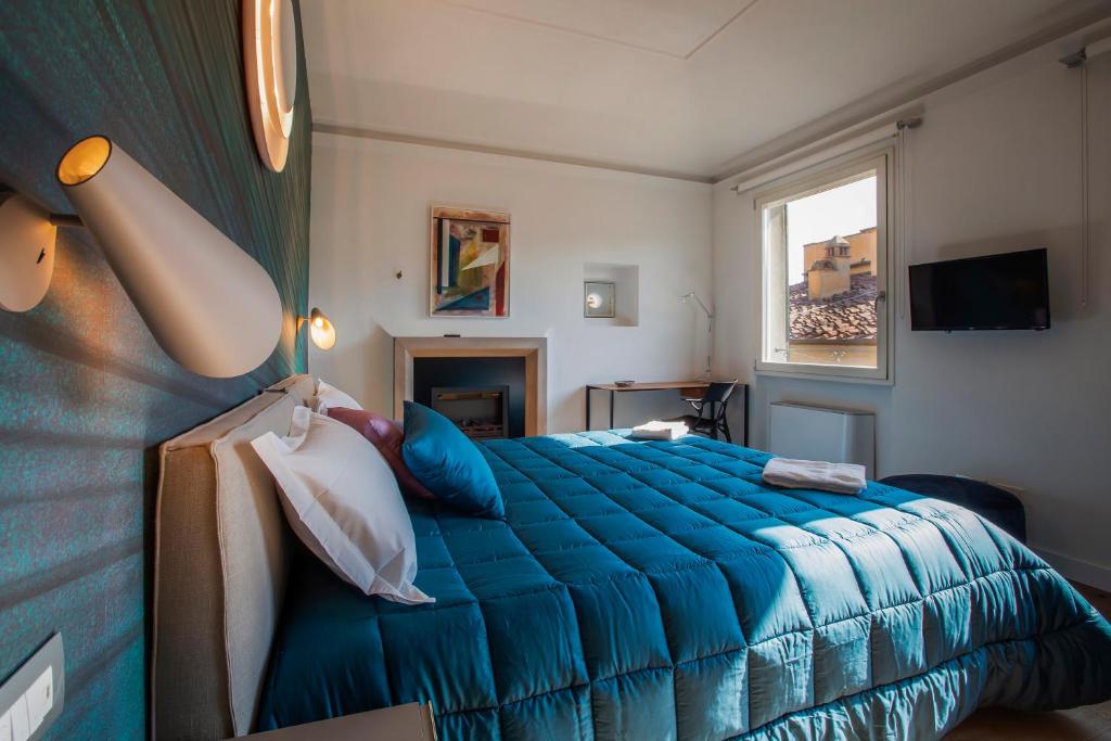 Un dormitorio con una cama azul y una ventana en Residenza Benizzi rooms in the heart of Florence, en Florencia