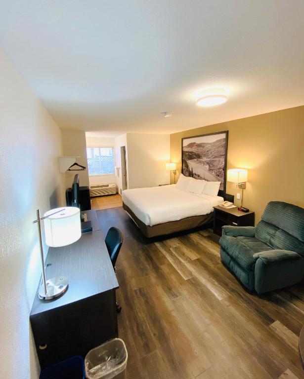 Super 8 by Wyndham 100 Mile House - King Room - Nichtraucher