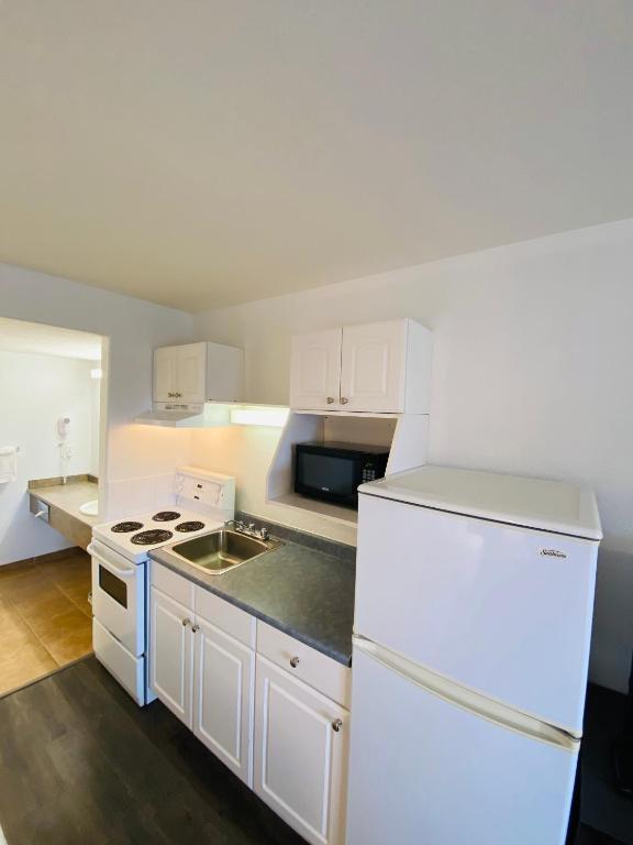 Super 8 by Wyndham 100 Mile House - 豪华皇后工作室和两个大床 - 不吸烟