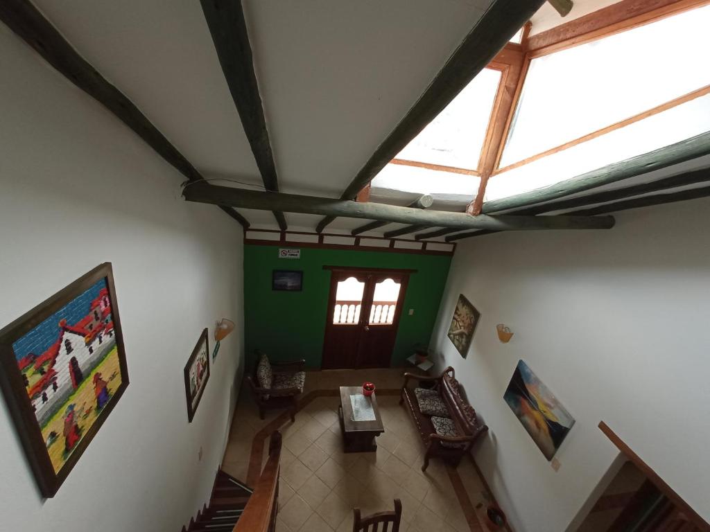 einen Blick über das Wohnzimmer mit einem Dachfenster in der Unterkunft Apartamento Lewana 2 in Villa de Leyva