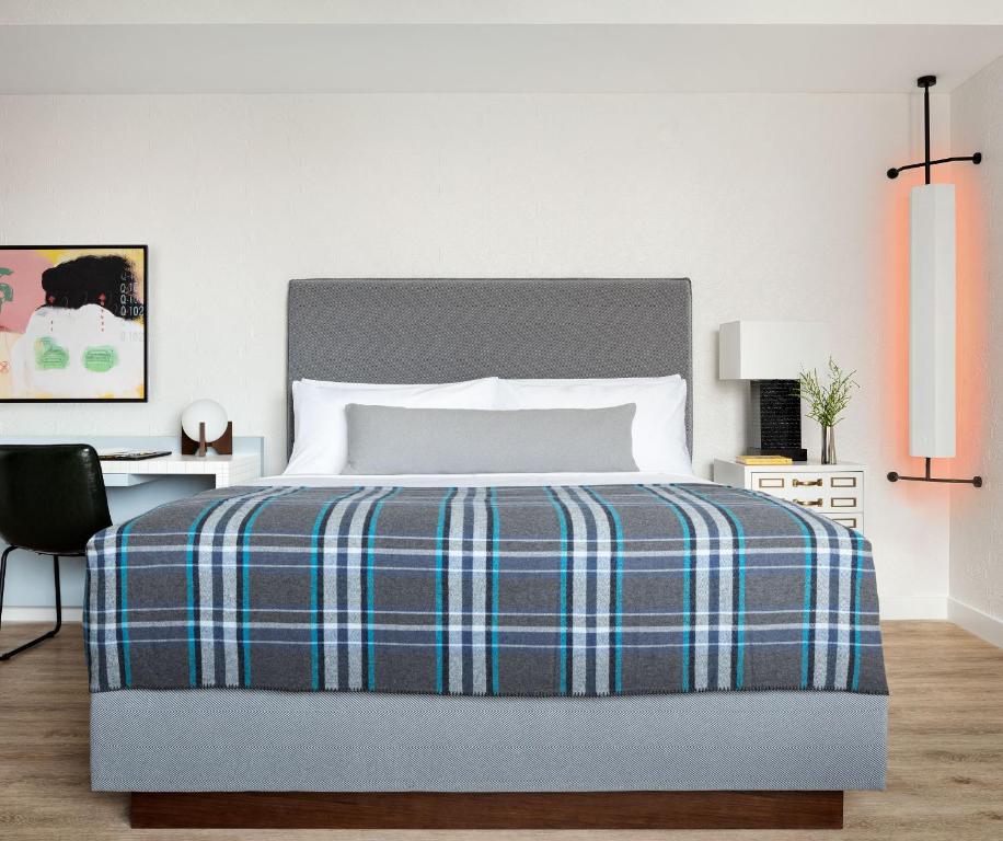 Graduate by Hilton New York - Two Minutes From Manhattan - King Room With Roll-In Shower - Mobility/Hearing Accessible