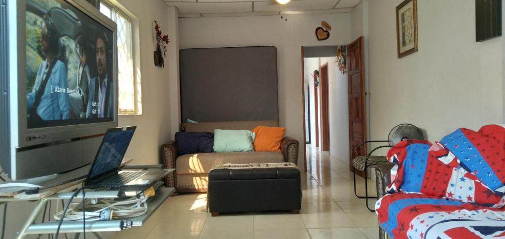 a living room with a tv and a couch at Villa S Siro in Playas