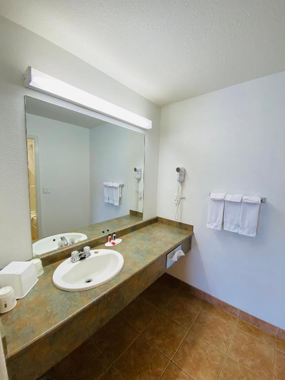 Super 8 by Wyndham 100 Mile House - Queen Room Met Twee Queensize Bedden - Niet -roken