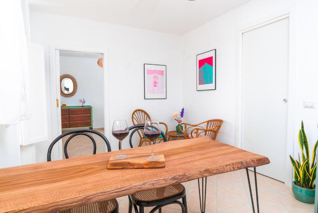 Un comedor con mesa y sillas de madera. en Villa Amura - Due Golfi, en SantʼAgata sui Due Golfi