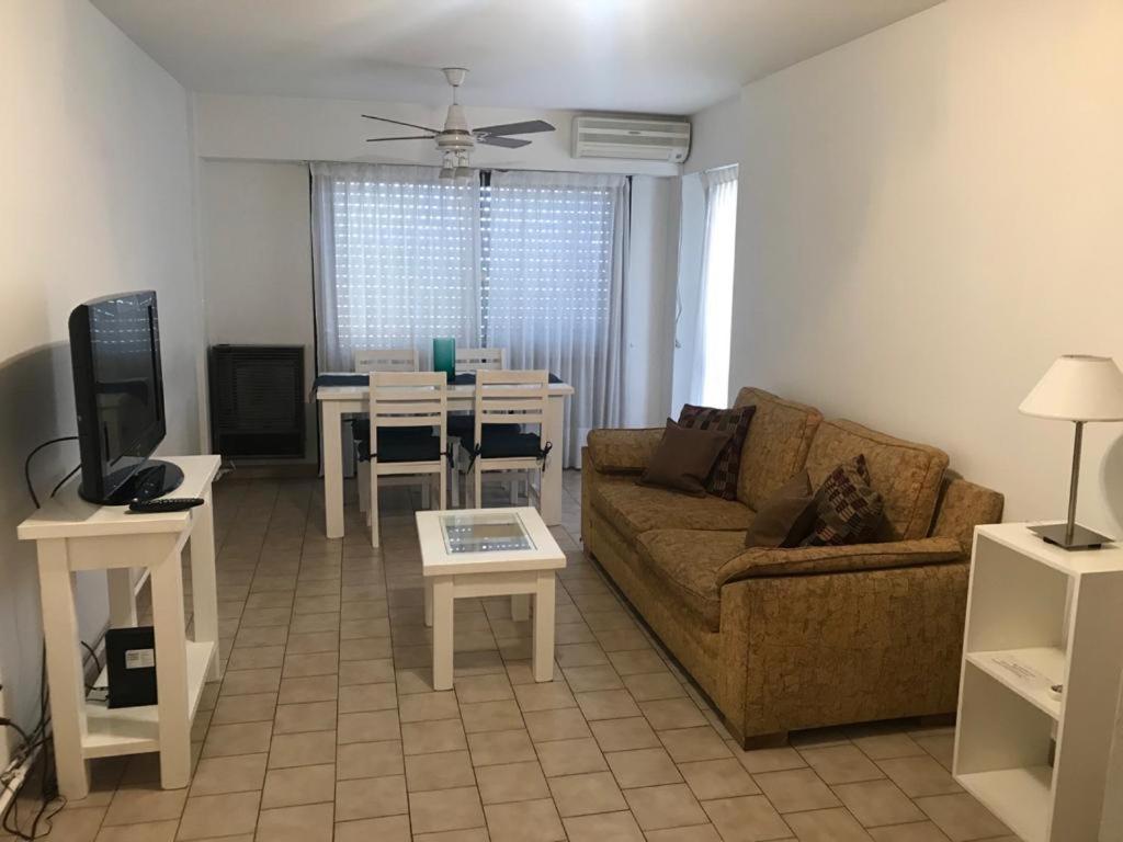 a living room with a couch and a table at Departamento amoblado en pleno centro, con cochera in Bahía Blanca