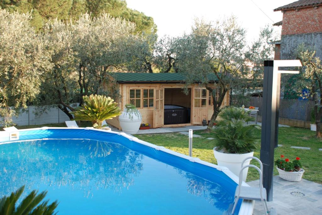 uma piscina num quintal com uma casa em Le Cerbaie - Casa Vacanze em Lamporecchio