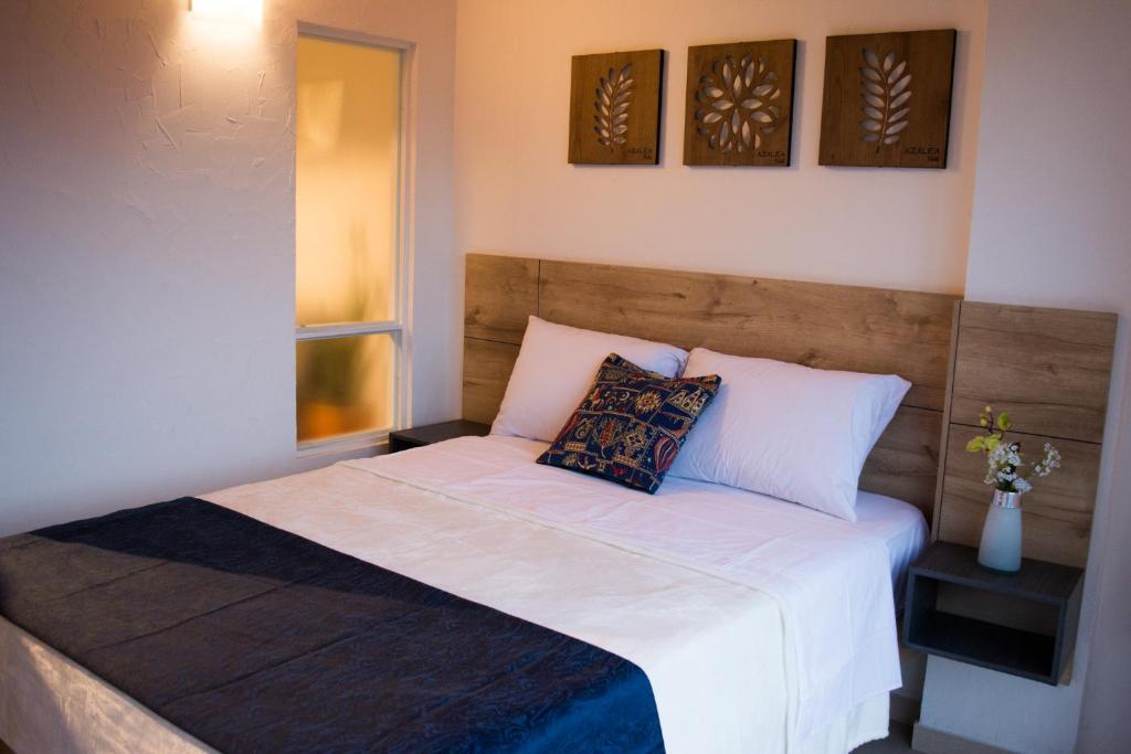 Postel nebo postele na pokoji v ubytování Azalea Hotel