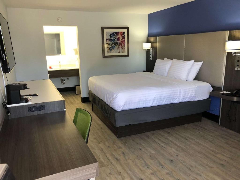 SureStay Plus Hotel by Best Western Sacramento Cal Expo - King Room With Roll-In Shower - Disability Access