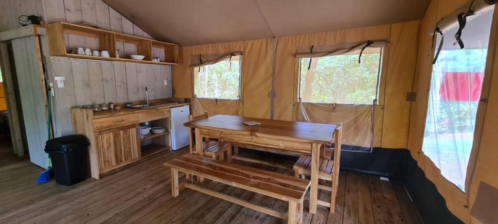 Kuchyň nebo kuchyňský kout v ubytování El Pulpo Safari Lodge