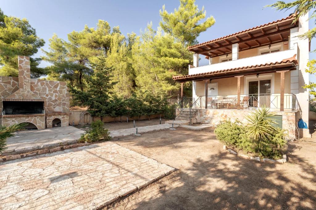 una casa con patio e cortile in mattoni di Maisonnette D'Amira a Eretria