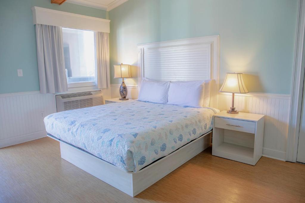 Sea and Breeze Hotel and Condo photo