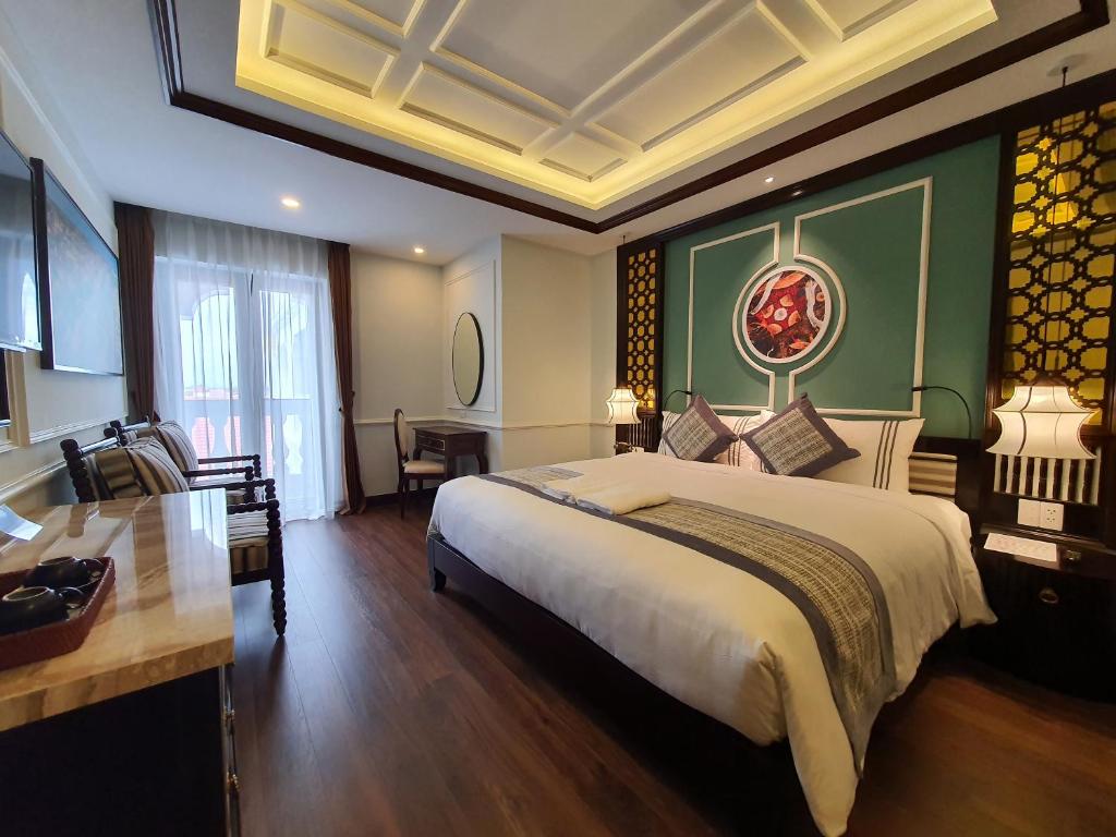 Postel nebo postele na pokoji v ubytování Le Pavillon Hoi An Gallery Hotel & Spa