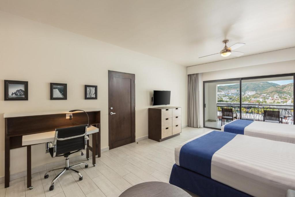 Junior Suite at Modern Resort with Shared Outdoor Pool - 3 Blocks From the Beach! Hotel Room