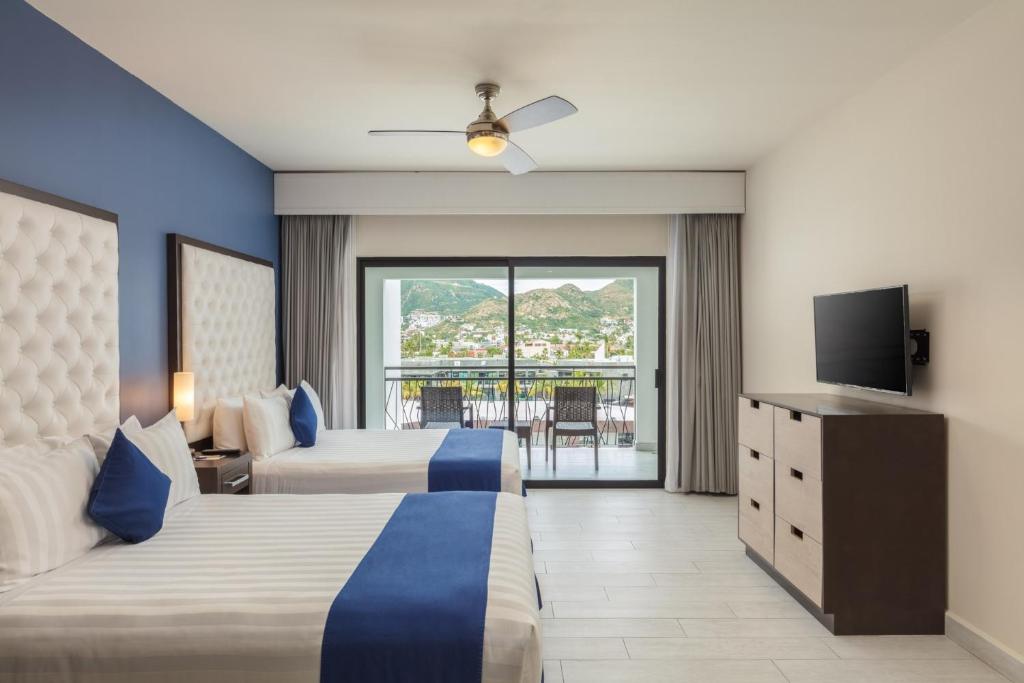 Junior Suite at Modern Resort with Shared Outdoor Pool - 3 Blocks From the Beach! Hotel Room