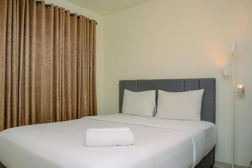 Ένα ή περισσότερα κρεβάτια σε δωμάτιο στο Comfortable 2BR at Meikarta Apartment By Travelio