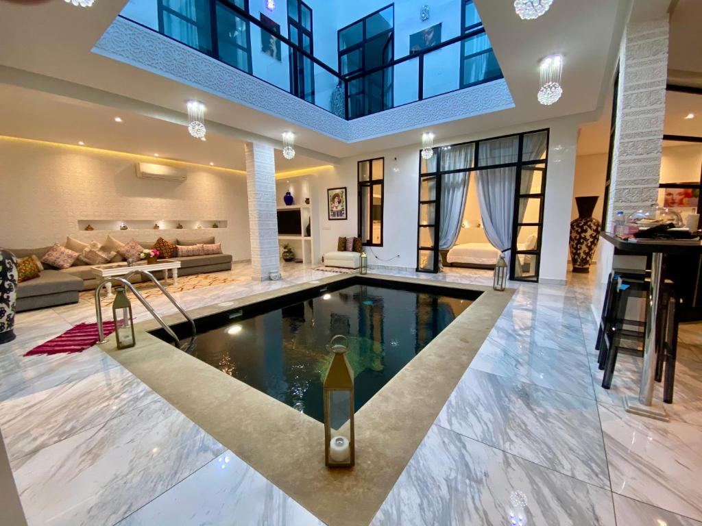 una piscina cubierta en una casa con sala de estar en RIAD NOLITA & SPA Kasbah, en Marrakech