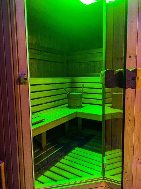 Palanda nebo palandy na pokoji v ubytování Room Oaza Miru