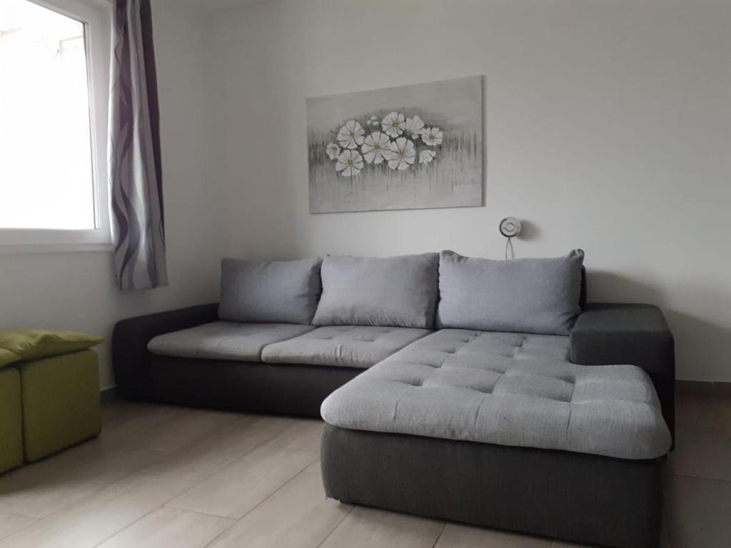 - un salon avec un canapé et une table dans l'établissement Apartma Javoršček, à Bovec