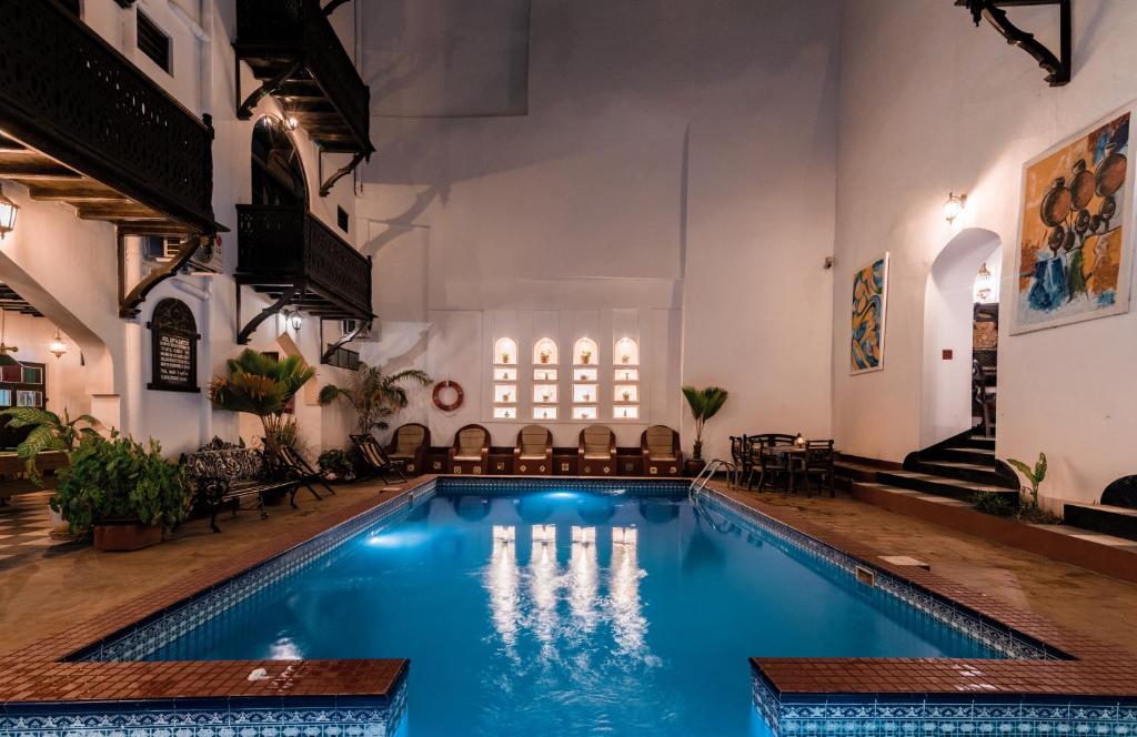 Bazén v ubytování Dhow Palace Hotel nebo v jeho okolí
