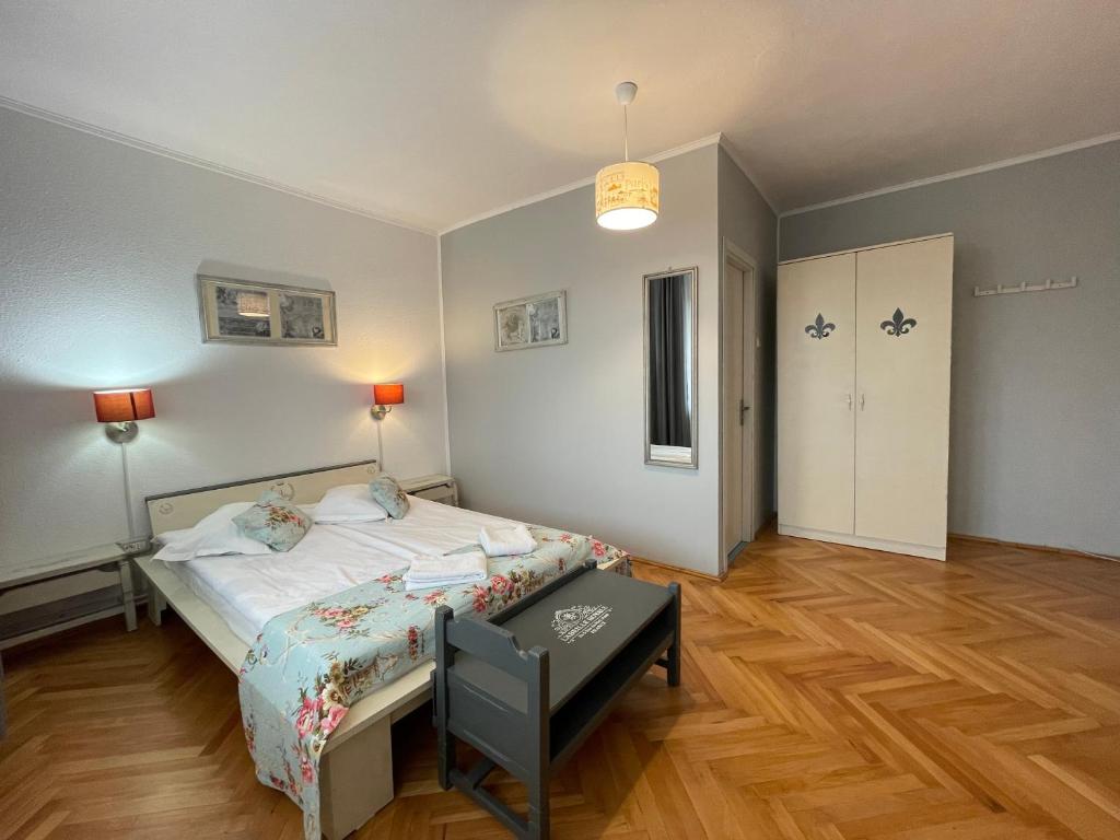 ein Schlafzimmer mit einem Bett und einem Tisch darin in der Unterkunft Pensiunea Vila Silva II in Haţeg